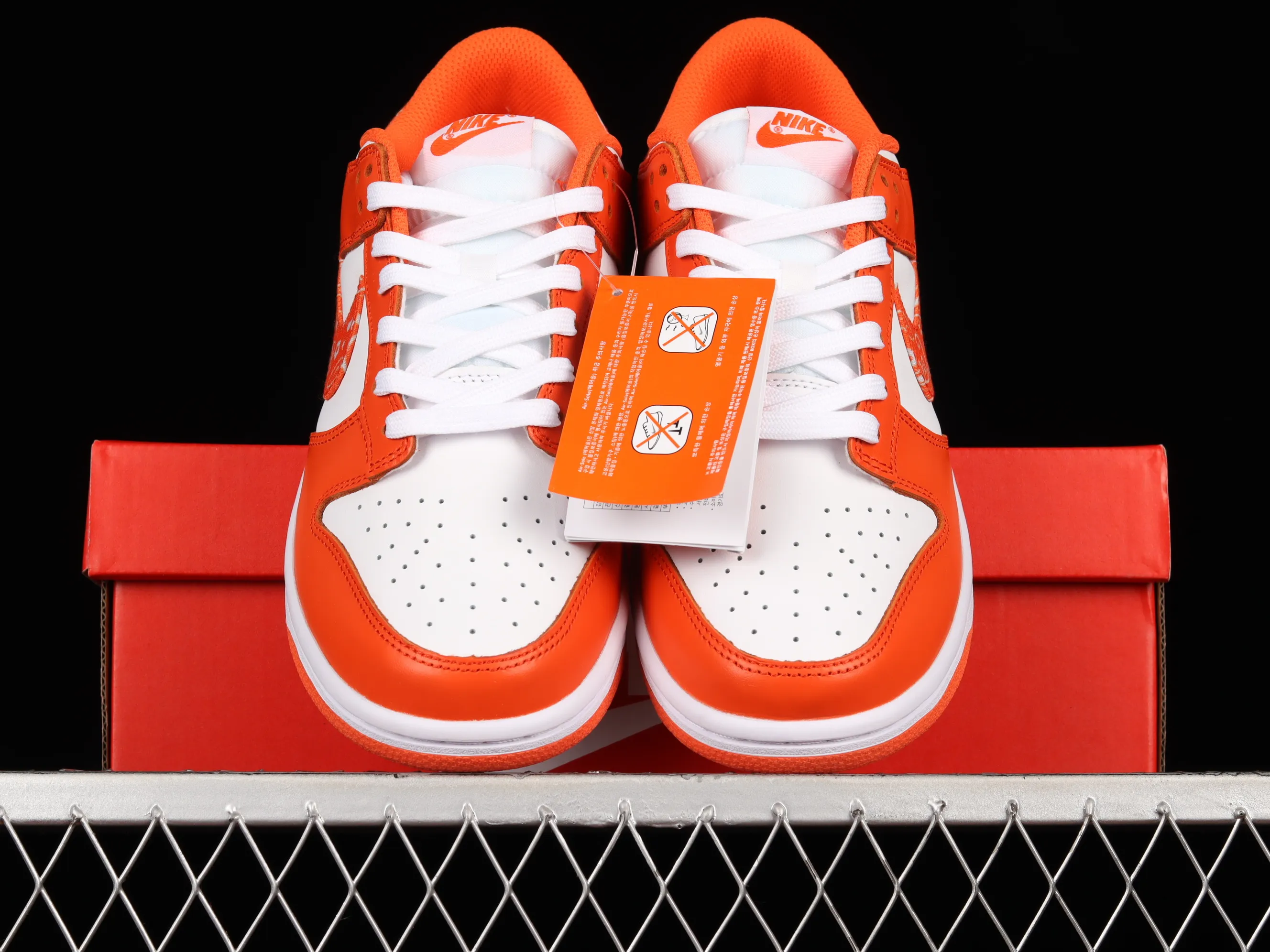 All Categories Nk SB Dunk Series Nk SB Dunk Low Low-top Sneakers F Version Nk Dunk Low "White Orange" Cashew Flower White Orange SB Smashed Backboard Fashion Casual Sneakers DH4401-103